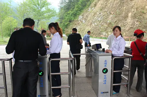 那么景區(qū)通道閘如何選擇？景區(qū)通道閘選擇要注意哪些問題？